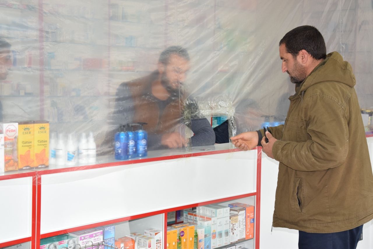 Koronavirüse karşı 'brandalı eczane' 6