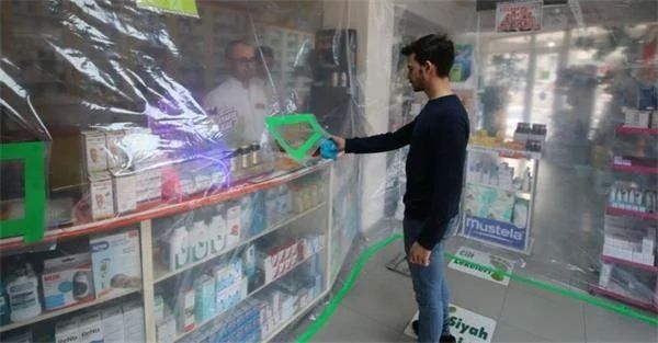 Koronavirüse karşı 'brandalı eczane' 13