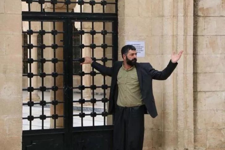 Koronavirüs uyarılarına kulak asmadılar! Cami kapısını zorladılar 1