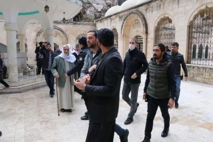 Koronavirüs uyarılarına kulak asmadılar! Cami kapısını zorladılar 3