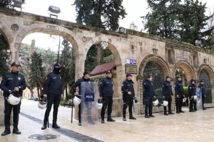 Koronavirüs uyarılarına kulak asmadılar! Cami kapısını zorladılar 4