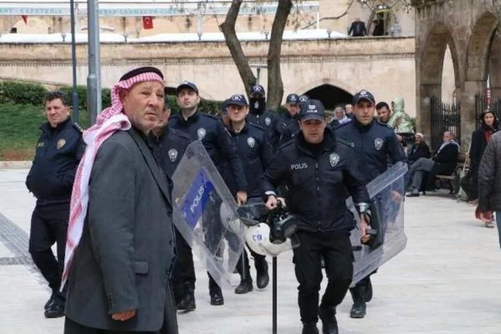 Koronavirüs uyarılarına kulak asmadılar! Cami kapısını zorladılar 8
