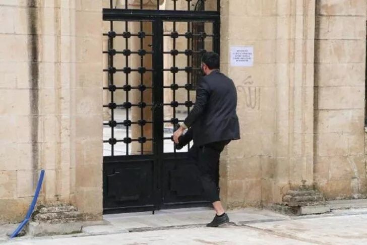 Koronavirüs uyarılarına kulak asmadılar! Cami kapısını zorladılar 9