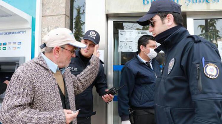 Yasağa rağmen pazara çıktı, kendisini uyaran polise 'Cahil değilim' dedi 1