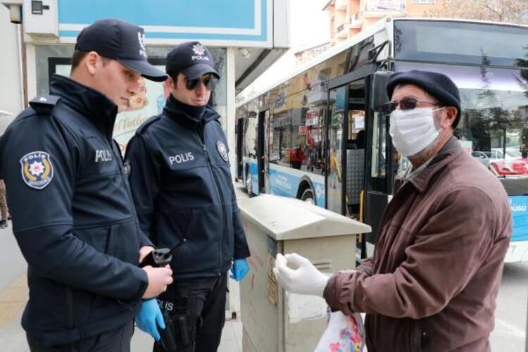 Yasağa rağmen pazara çıktı, kendisini uyaran polise 'Cahil değilim' dedi 2