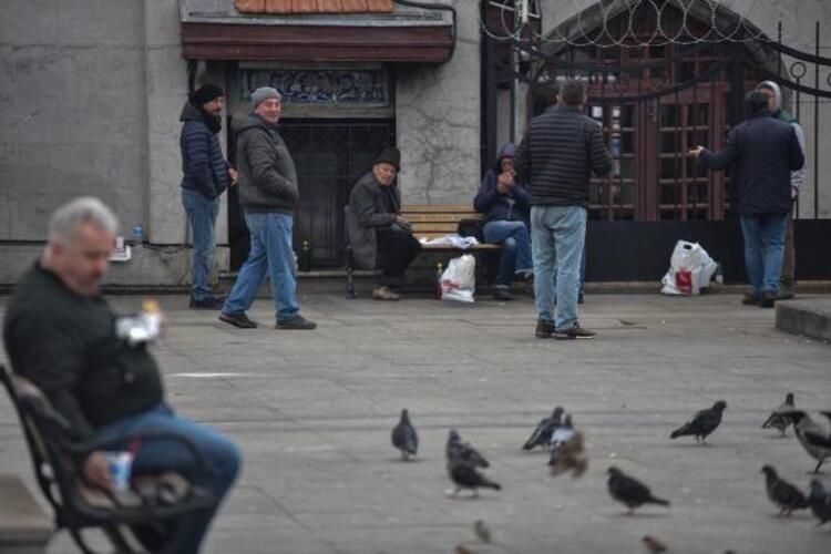Yasağa rağmen pazara çıktı, kendisini uyaran polise 'Cahil değilim' dedi 12