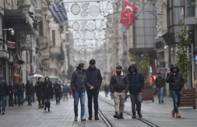 Yasağa rağmen pazara çıktı, kendisini uyaran polise 'Cahil değilim' dedi 15