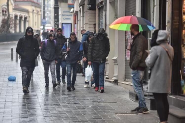 Yasağa rağmen pazara çıktı, kendisini uyaran polise 'Cahil değilim' dedi 14