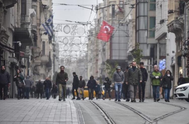 Yasağa rağmen pazara çıktı, kendisini uyaran polise 'Cahil değilim' dedi 16
