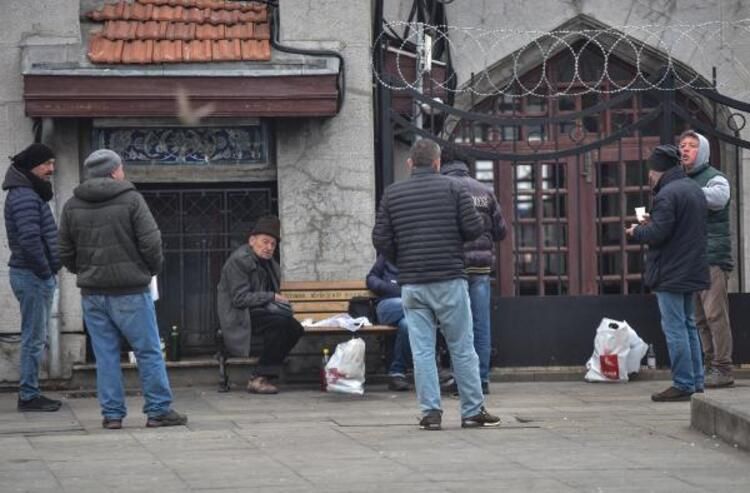 Yasağa rağmen pazara çıktı, kendisini uyaran polise 'Cahil değilim' dedi 13