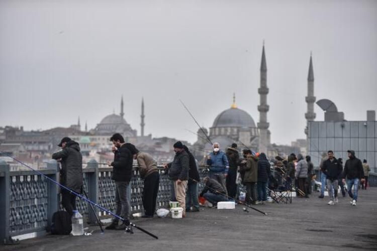 Yasağa rağmen pazara çıktı, kendisini uyaran polise 'Cahil değilim' dedi 5