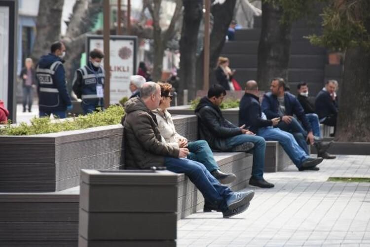 Yasağa rağmen pazara çıktı, kendisini uyaran polise 'Cahil değilim' dedi 18
