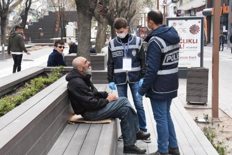 Yasağa rağmen pazara çıktı, kendisini uyaran polise 'Cahil değilim' dedi 17