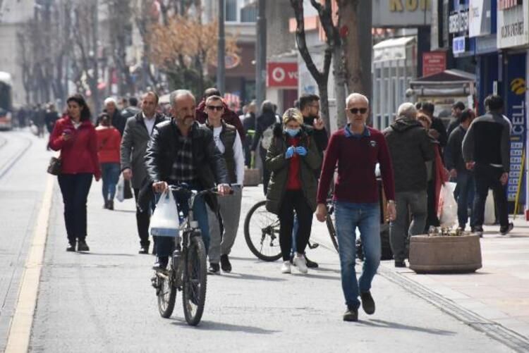 Yasağa rağmen pazara çıktı, kendisini uyaran polise 'Cahil değilim' dedi 20