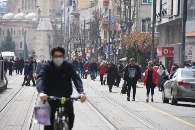 Yasağa rağmen pazara çıktı, kendisini uyaran polise 'Cahil değilim' dedi 19
