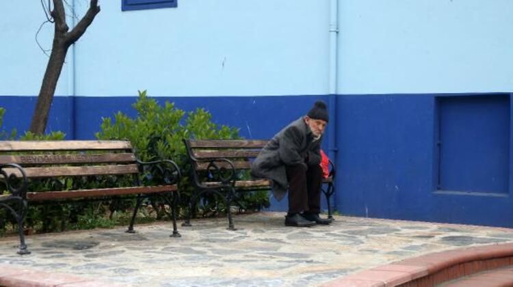 Yasağa rağmen pazara çıktı, kendisini uyaran polise 'Cahil değilim' dedi 7