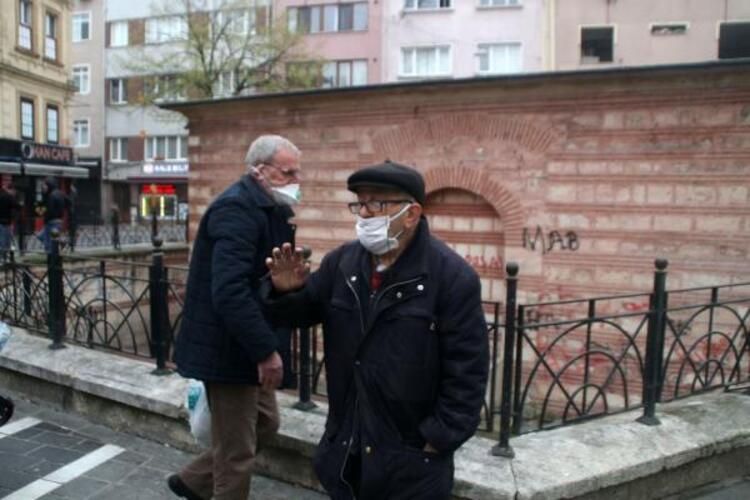 Yasağa rağmen pazara çıktı, kendisini uyaran polise 'Cahil değilim' dedi 6