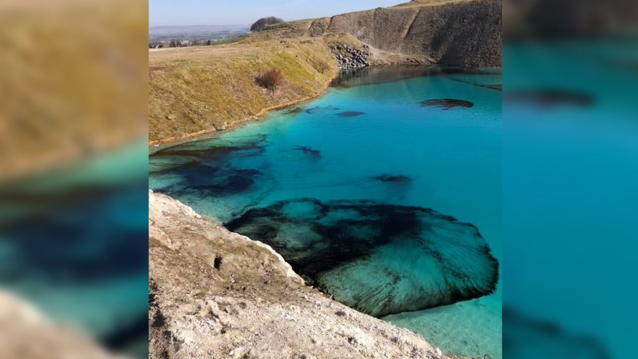 İngiltere’de polis fotoğraf çekenleri durdurmak için gölü siyaha boyadı 1