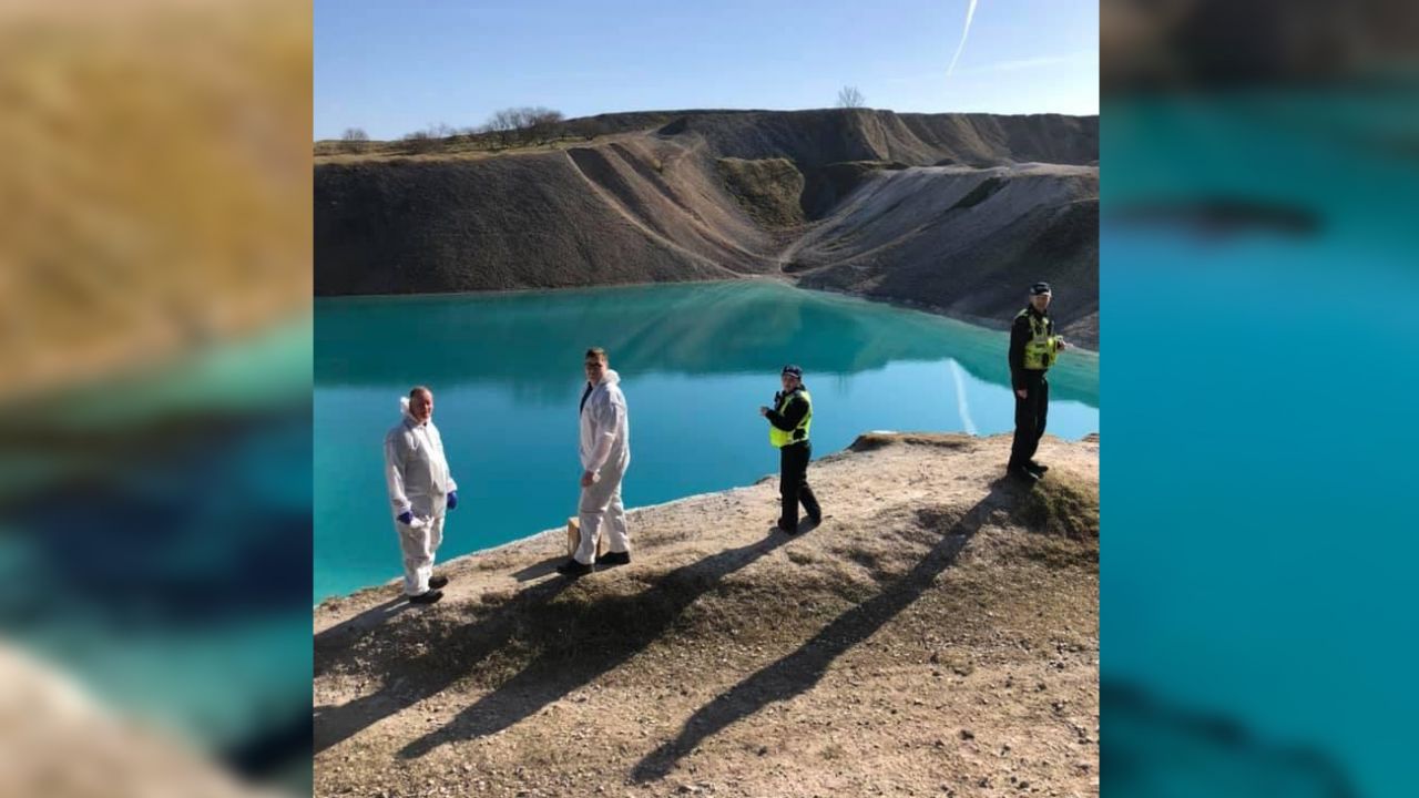 İngiltere’de polis fotoğraf çekenleri durdurmak için gölü siyaha boyadı 2