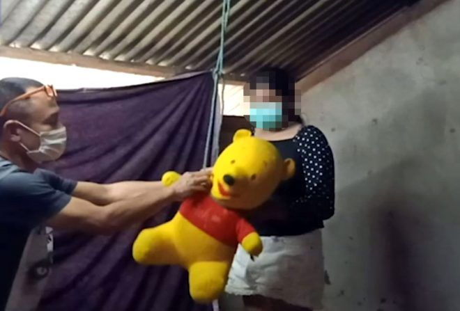 14 yaşındaki anne bebeğini astı! Olayı peluş ayıyla anlattılar... 4