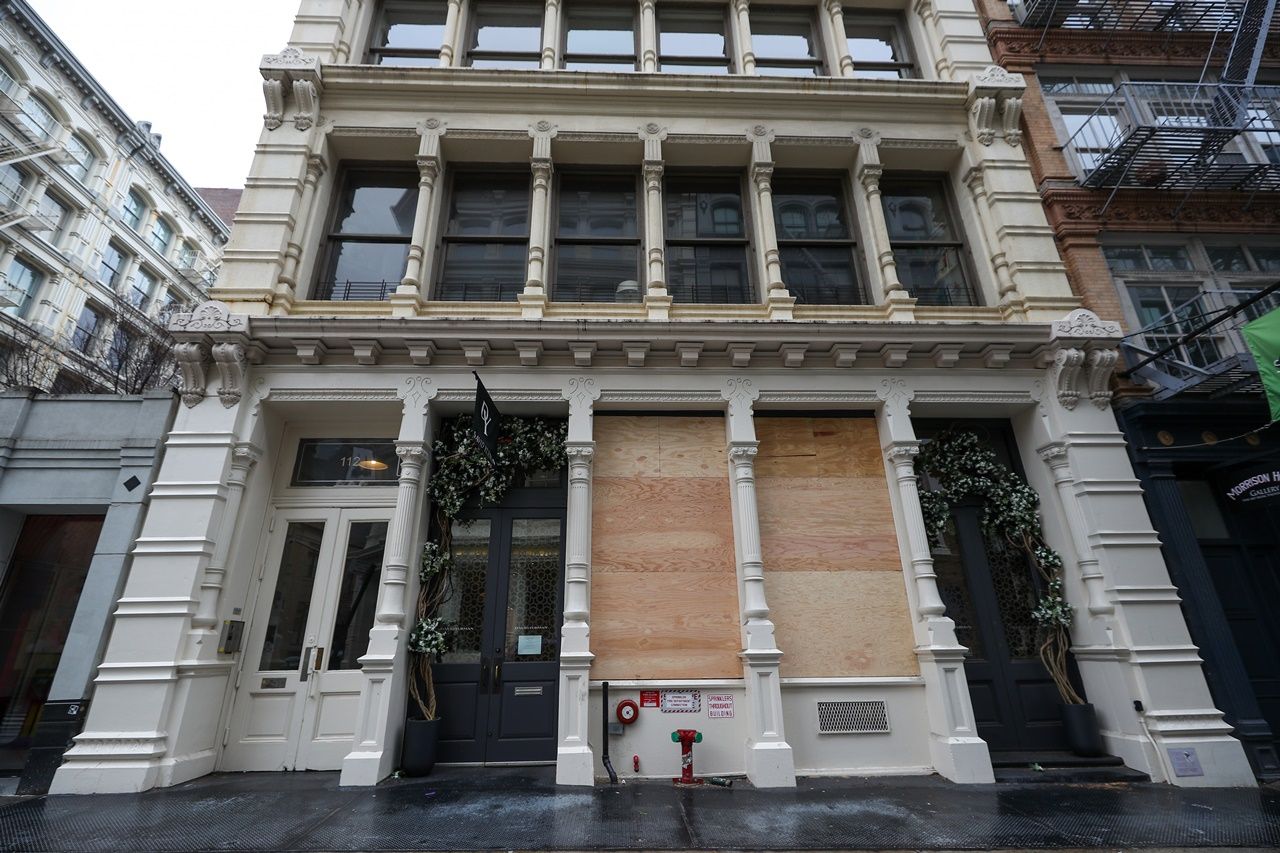 New York'ta ünlü mağazalardan yağma önlemi... 1
