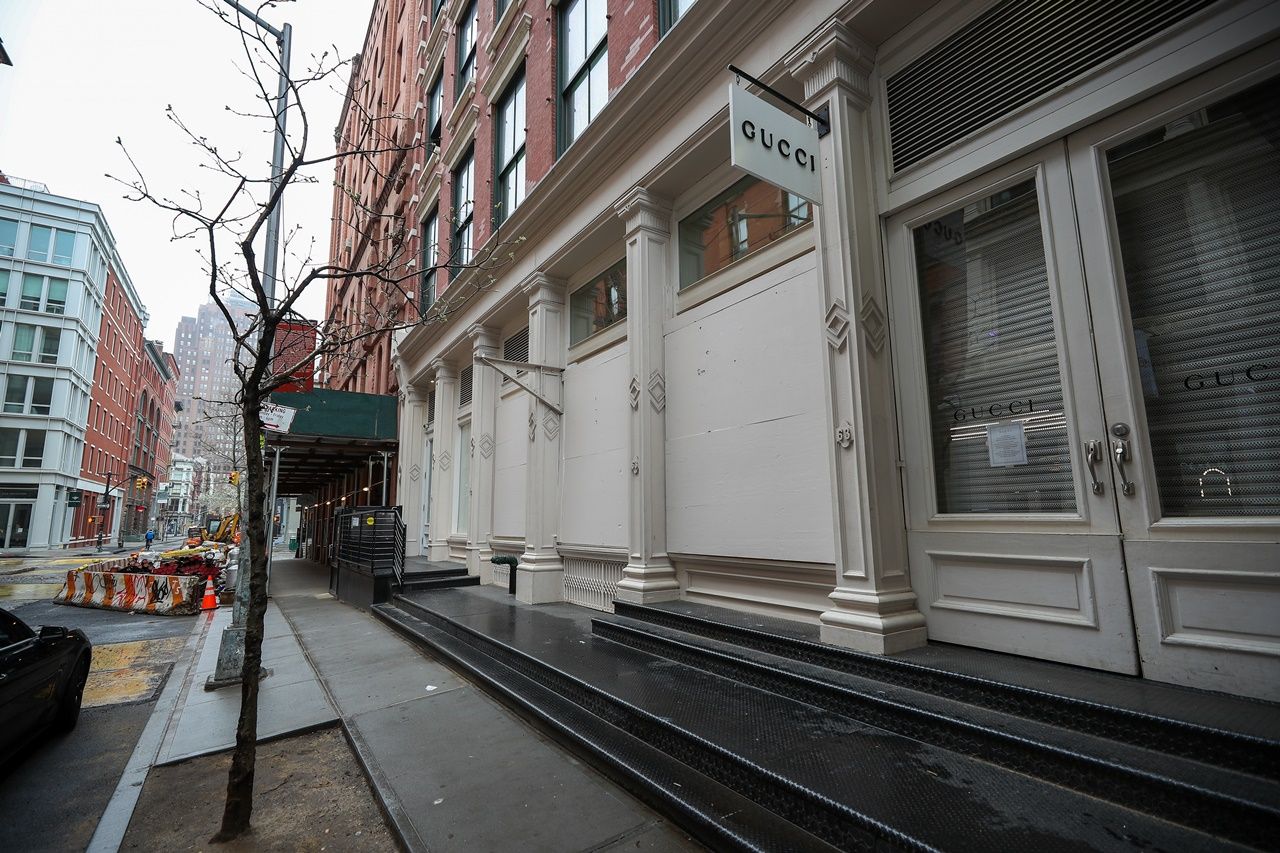 New York'ta ünlü mağazalardan yağma önlemi... 3