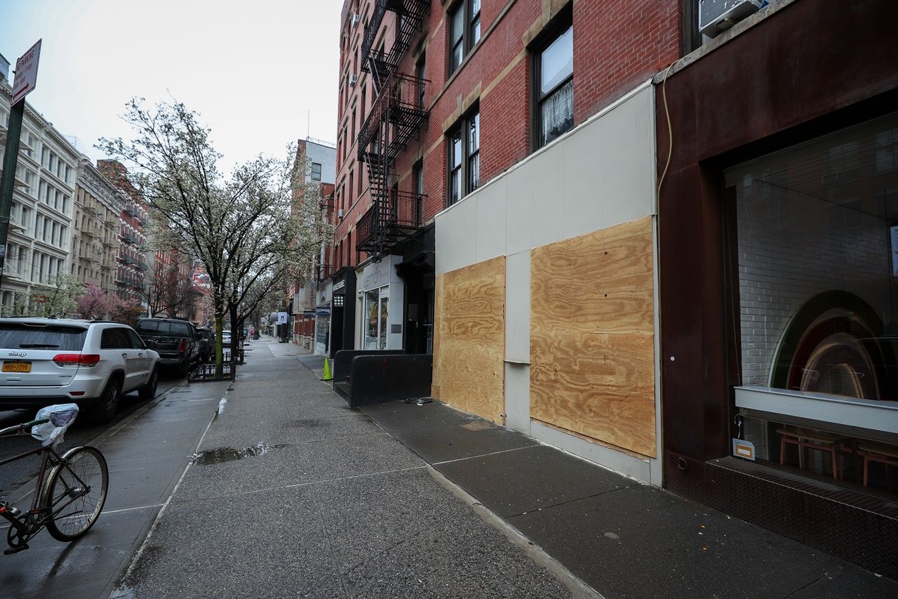 New York'ta ünlü mağazalardan yağma önlemi... 7