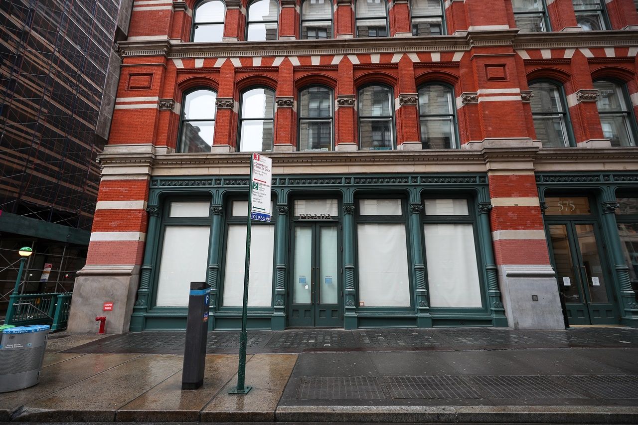 New York'ta ünlü mağazalardan yağma önlemi... 9