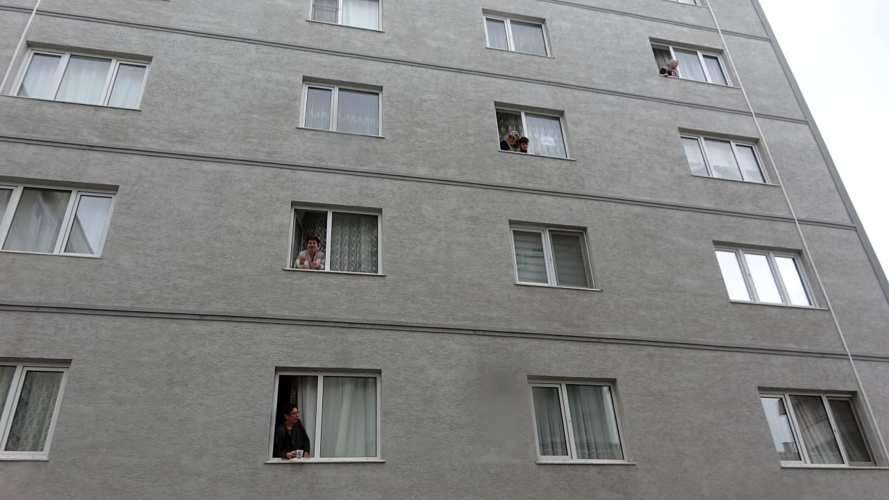 Evden çıkamayan komşular camdan cama gün yaptı 1