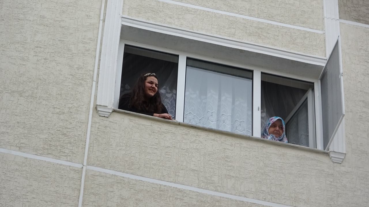 Evden çıkamayan komşular camdan cama gün yaptı 3