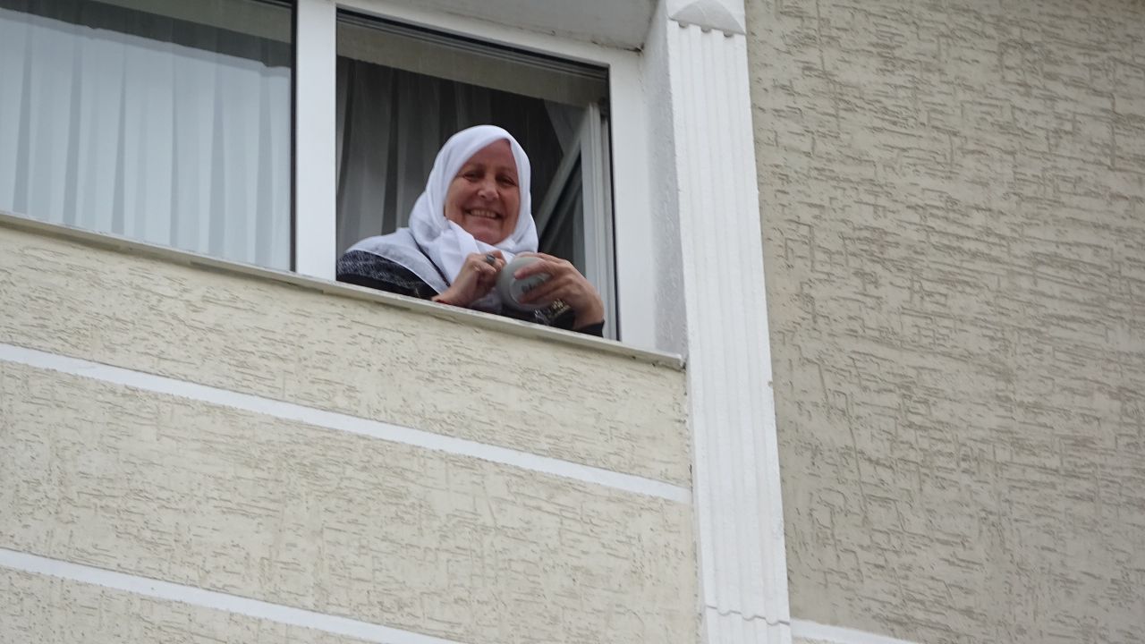 Evden çıkamayan komşular camdan cama gün yaptı 4