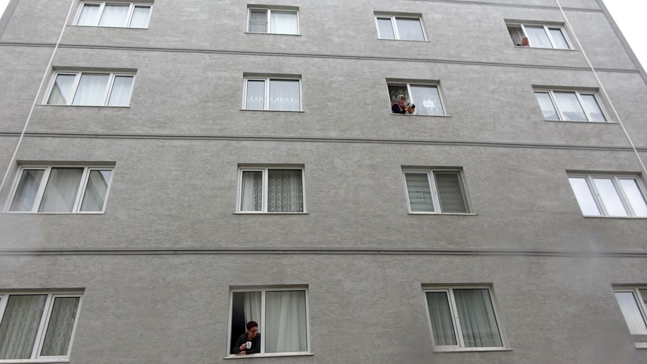 Evden çıkamayan komşular camdan cama gün yaptı 6