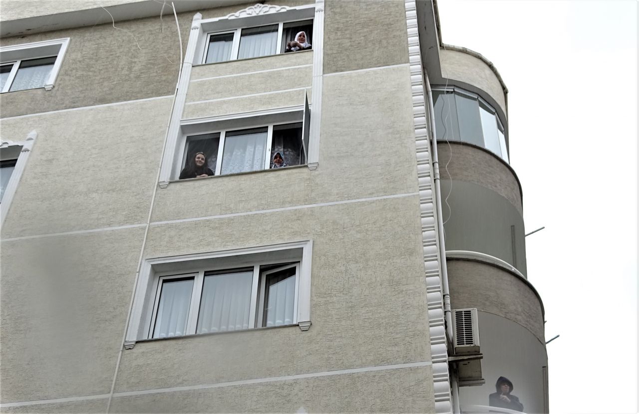 Evden çıkamayan komşular camdan cama gün yaptı 8