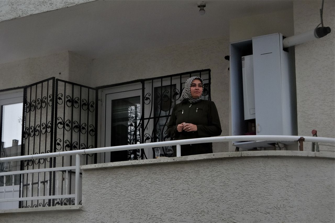 Evden çıkamayan komşular camdan cama gün yaptı 11
