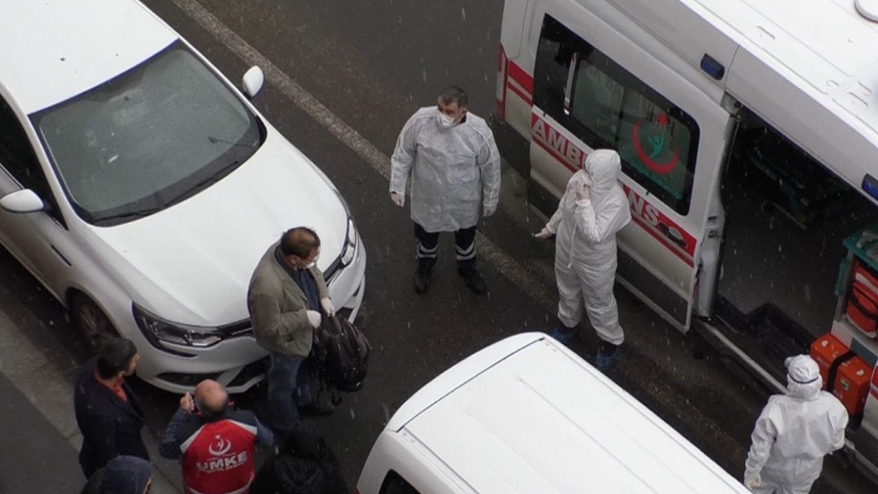 Son dakika... Kars'ta Çinli paniği! Etrafını sarıp ambulansa aldılar (Koronavirüs, Corona, Kovid-19) 1