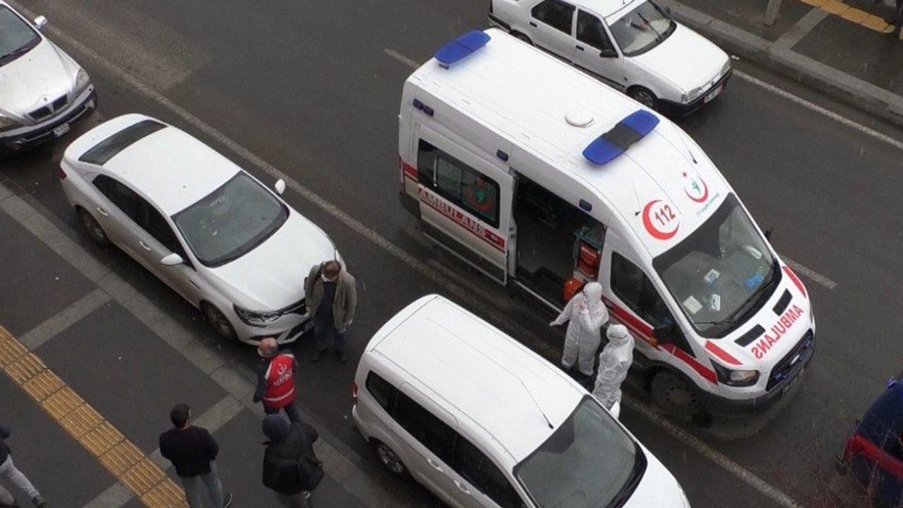 Son dakika... Kars'ta Çinli paniği! Etrafını sarıp ambulansa aldılar (Koronavirüs, Corona, Kovid-19) 4