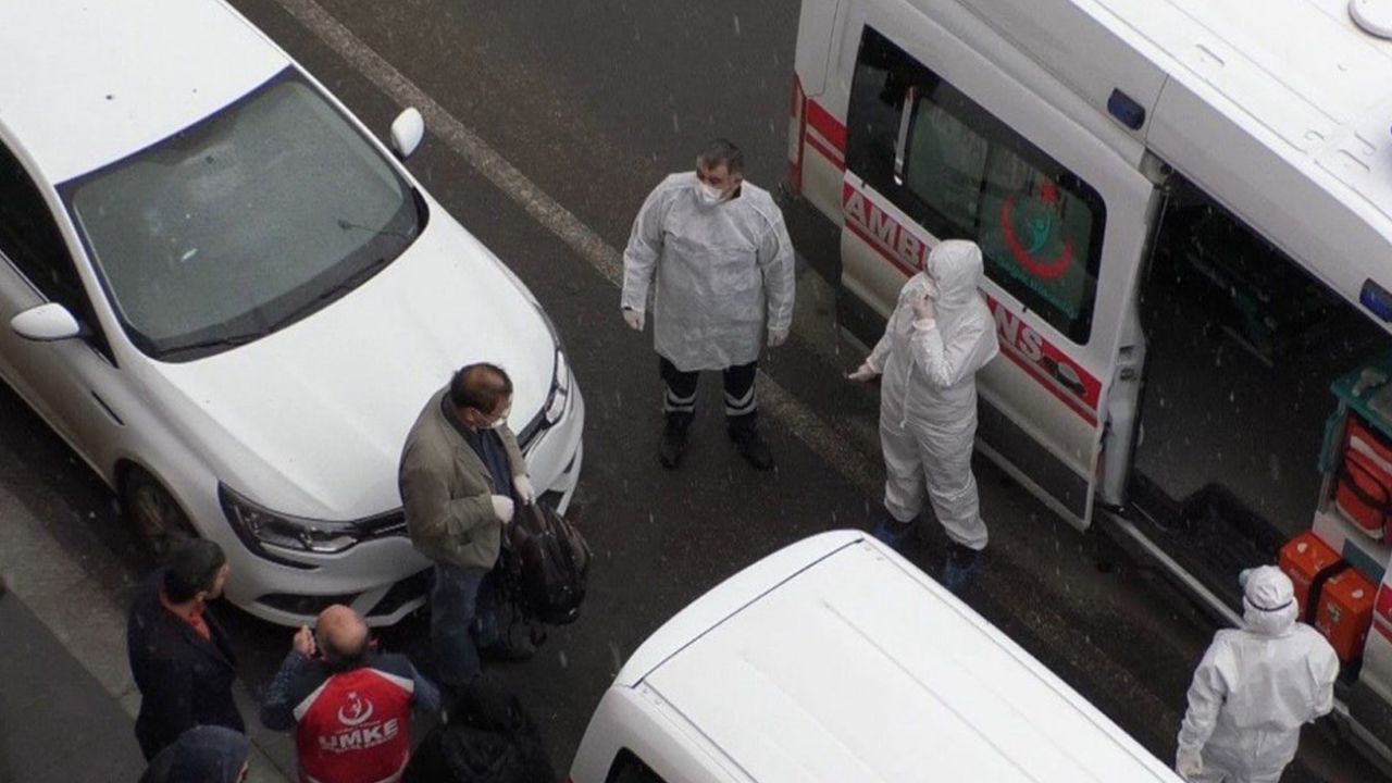 Son dakika... Kars'ta Çinli paniği! Etrafını sarıp ambulansa aldılar (Koronavirüs, Corona, Kovid-19) 6