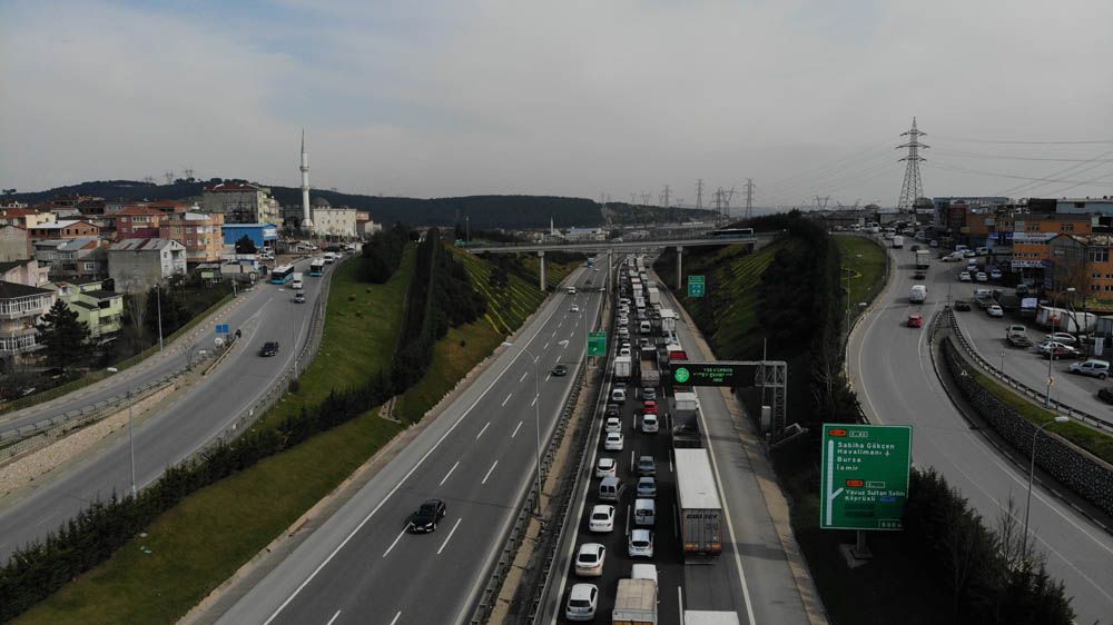 İstanbul'a giriş ve çıkışlarda kilometrelerce uzunlukta araç kuyruğu 1