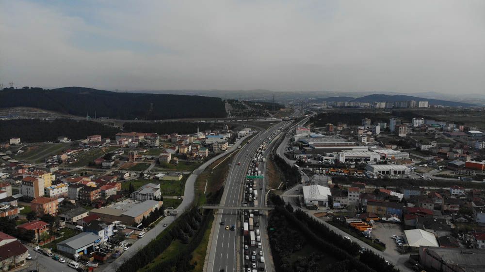 İstanbul'a giriş ve çıkışlarda kilometrelerce uzunlukta araç kuyruğu 2