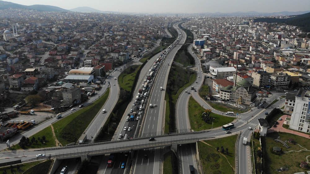 İstanbul'a giriş ve çıkışlarda kilometrelerce uzunlukta araç kuyruğu 3