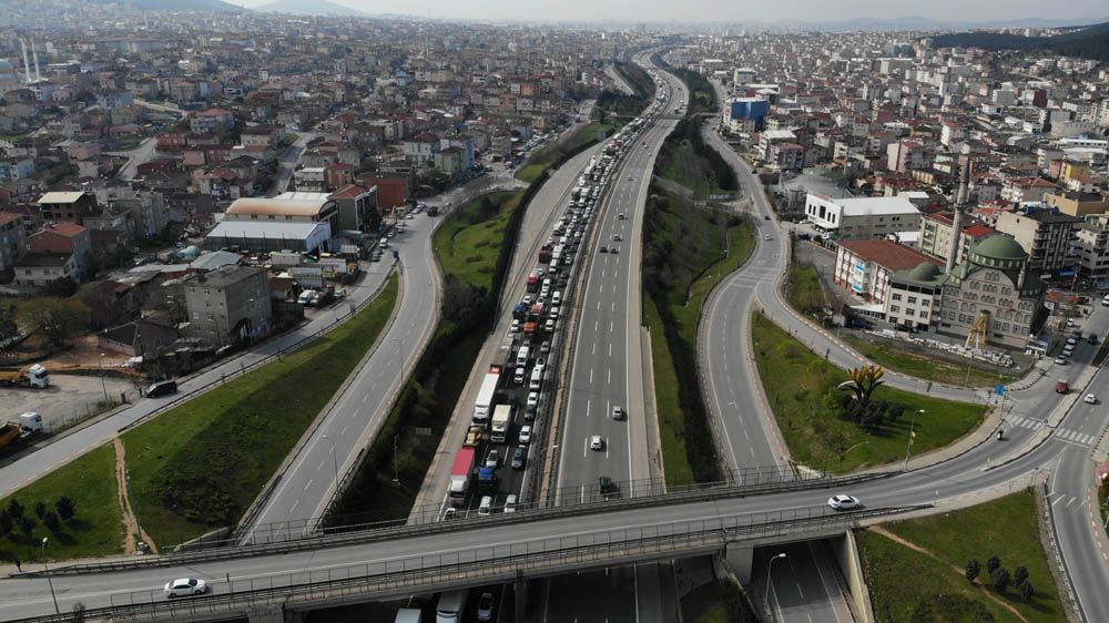 İstanbul'a giriş ve çıkışlarda kilometrelerce uzunlukta araç kuyruğu 5