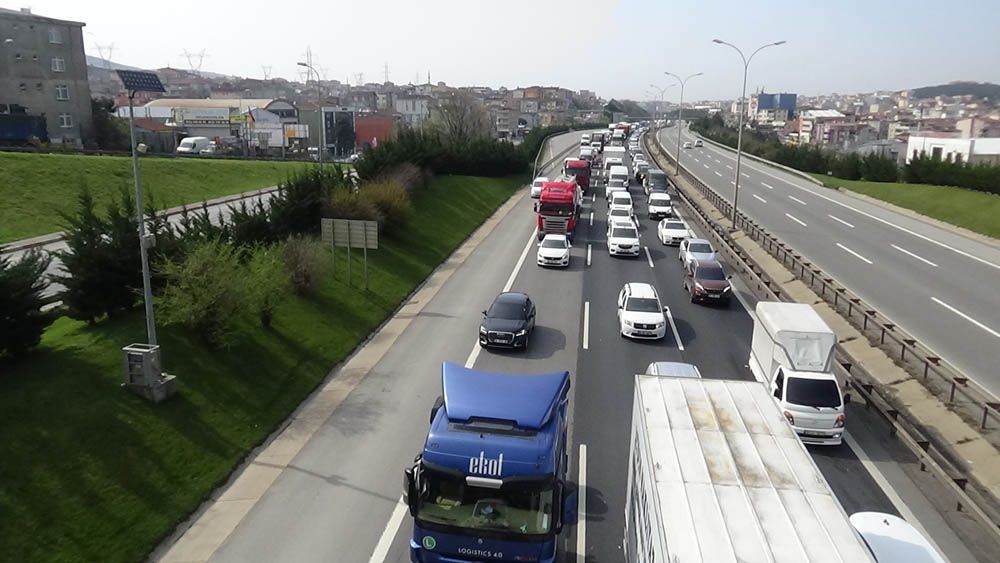 İstanbul'a giriş ve çıkışlarda kilometrelerce uzunlukta araç kuyruğu 7