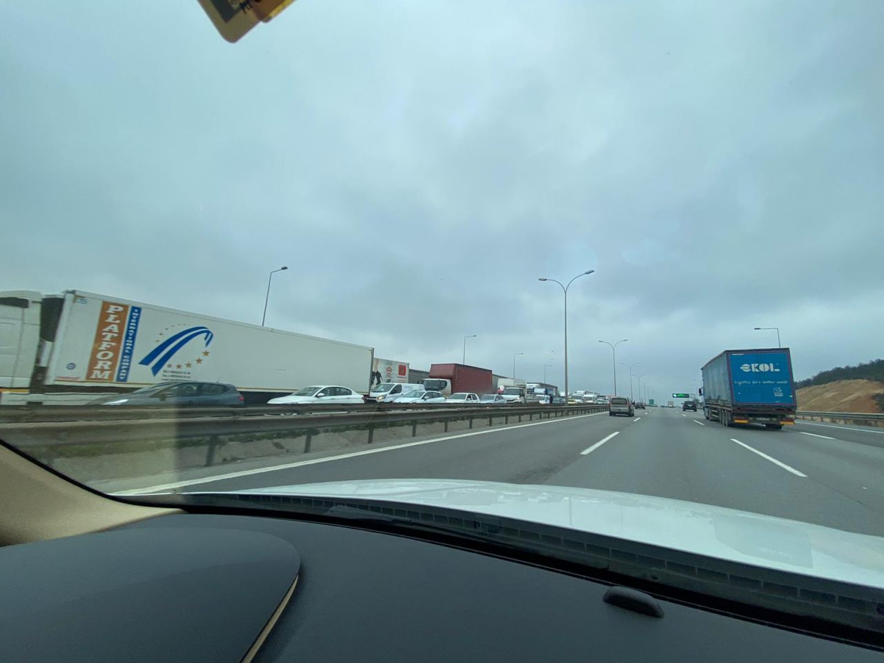 İstanbul'a giriş ve çıkışlarda kilometrelerce uzunlukta araç kuyruğu 12
