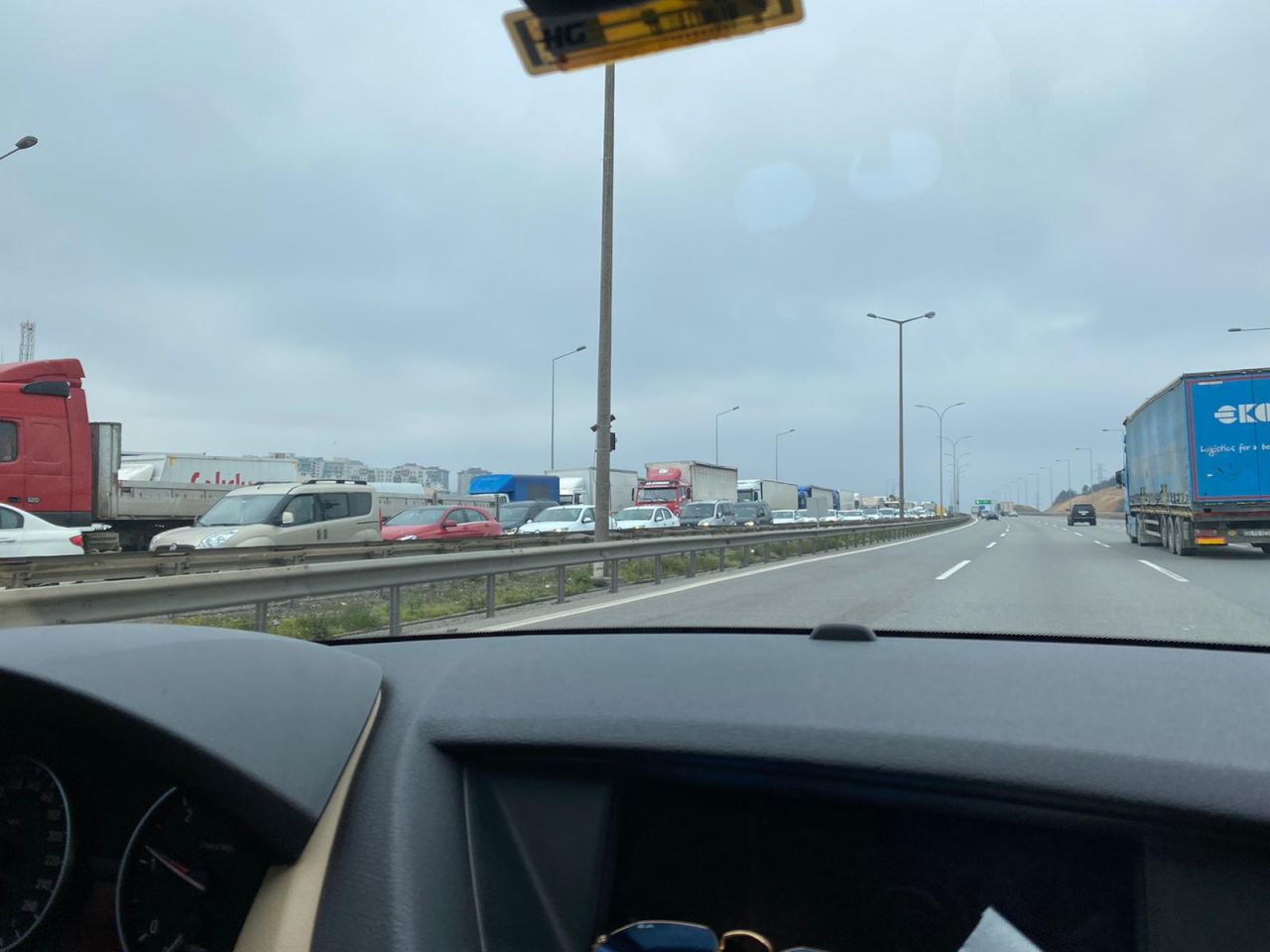 İstanbul'a giriş ve çıkışlarda kilometrelerce uzunlukta araç kuyruğu 8