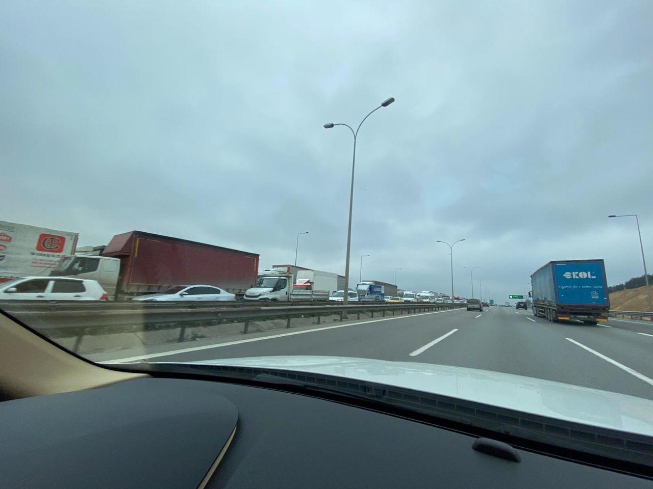 İstanbul'a giriş ve çıkışlarda kilometrelerce uzunlukta araç kuyruğu 13