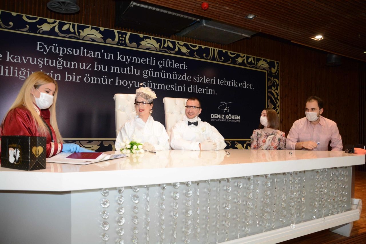 Koronavirüse karşı tulumlu nikah töreni 7