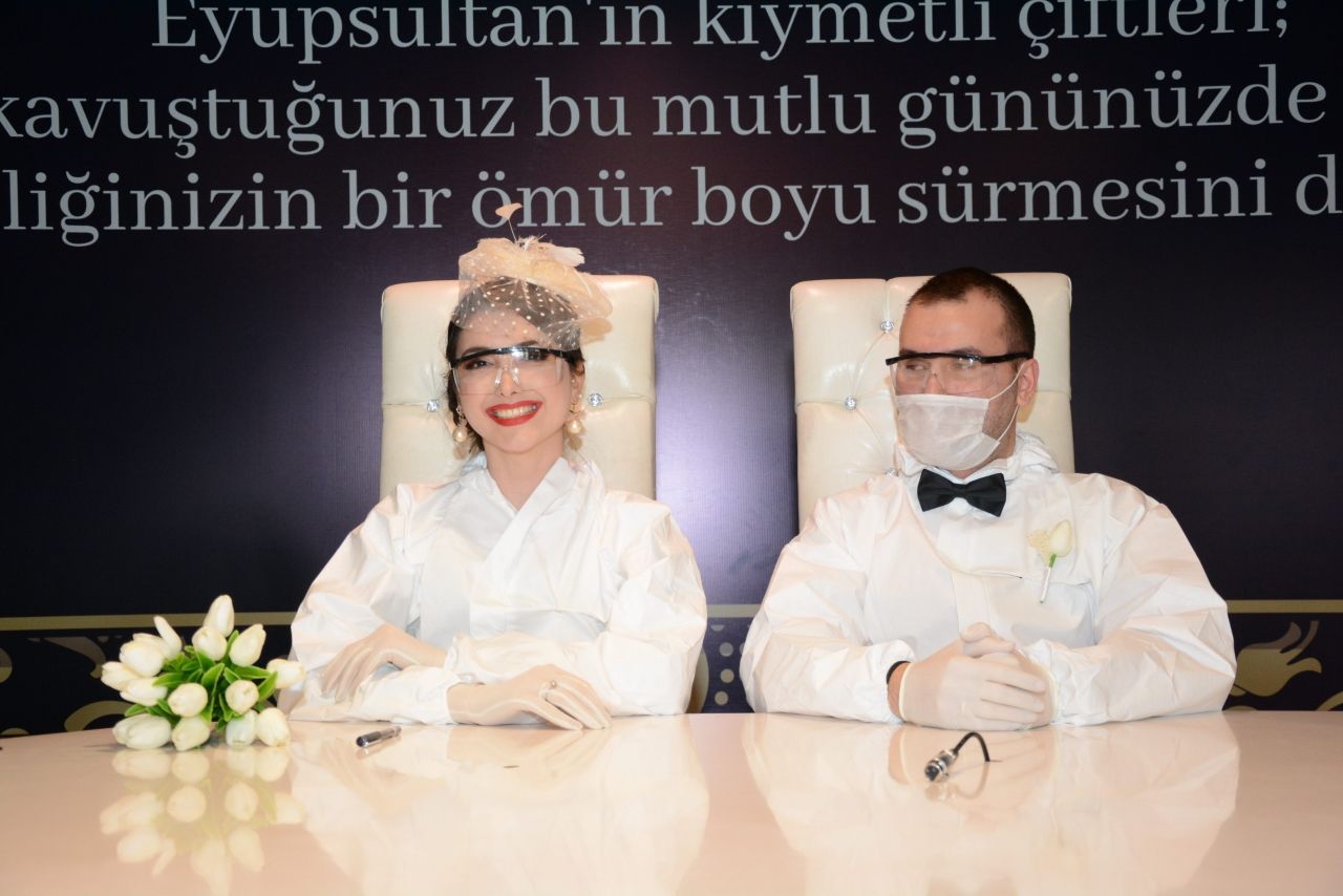 Koronavirüse karşı tulumlu nikah töreni 6