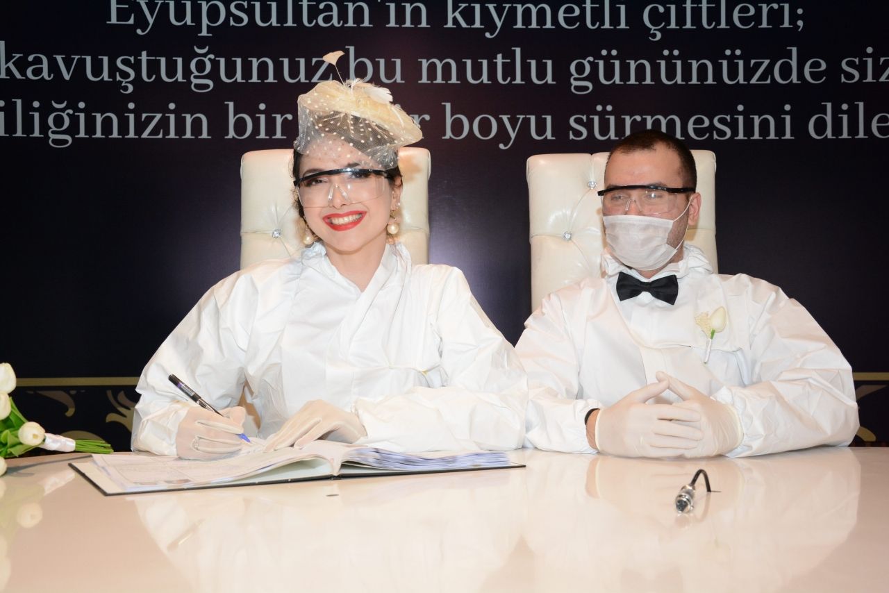 Koronavirüse karşı tulumlu nikah töreni 5