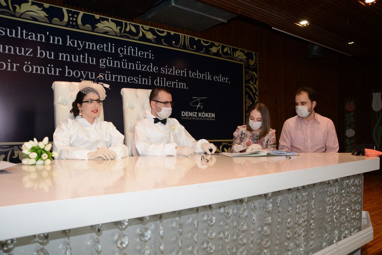 Koronavirüse karşı tulumlu nikah töreni 4