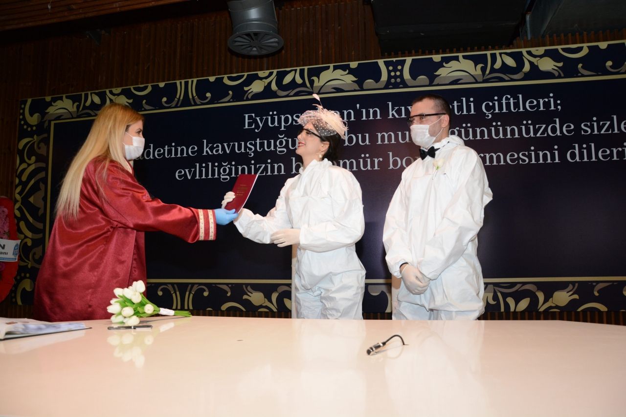 Koronavirüse karşı tulumlu nikah töreni 3